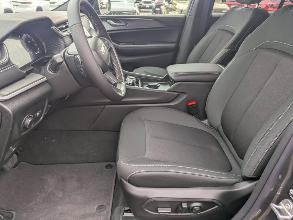 new 2025 Jeep Grand Cherokee car, priced at $33,870