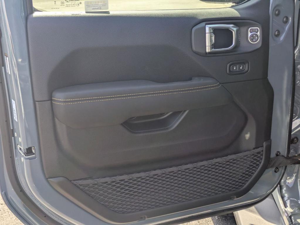 new 2025 Jeep Gladiator car, priced at $40,679