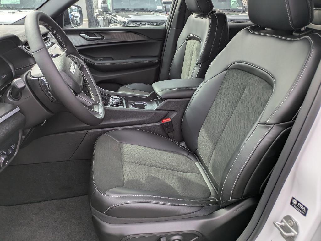 new 2025 Jeep Grand Cherokee car, priced at $37,384