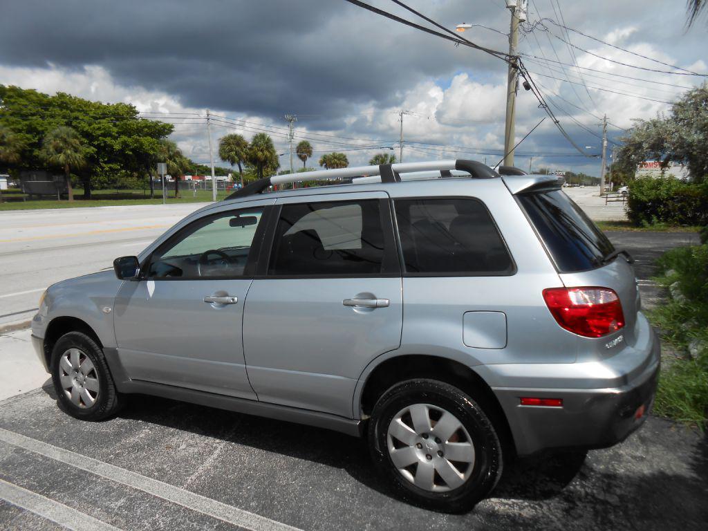 used 2006 Mitsubishi Outlander car, priced at $5,476