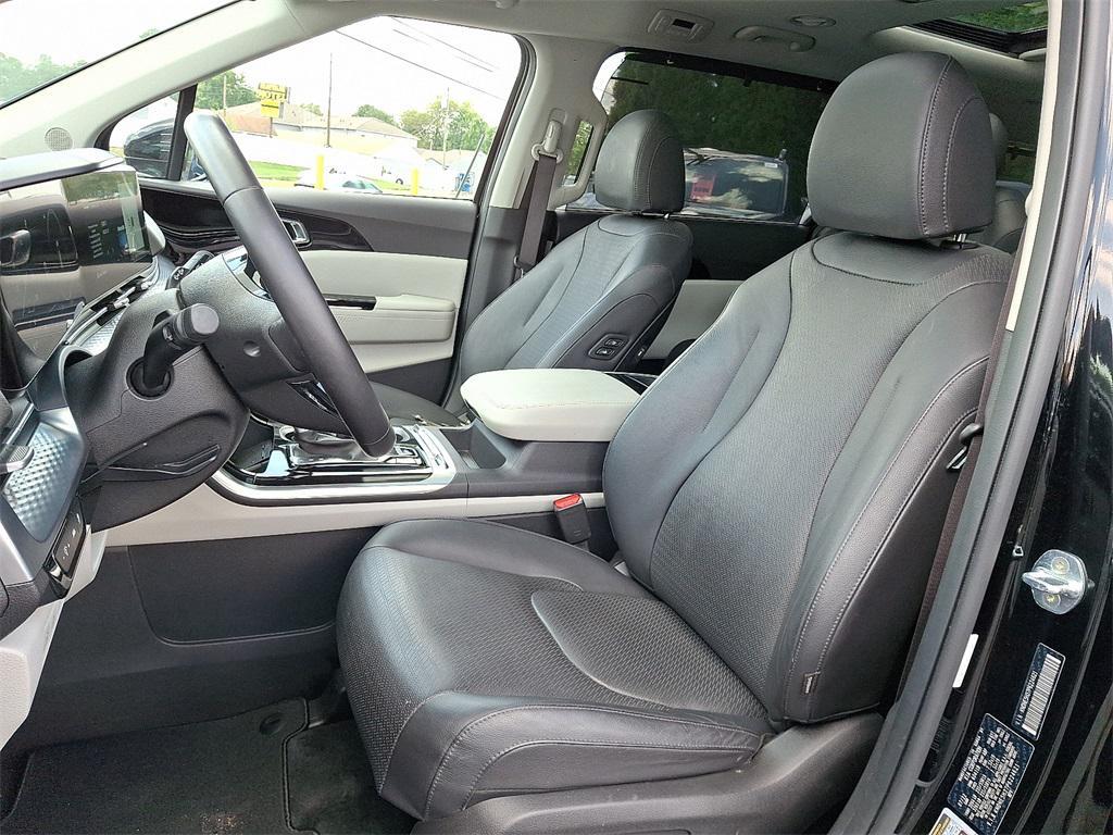 used 2023 Kia Carnival car, priced at $40,500