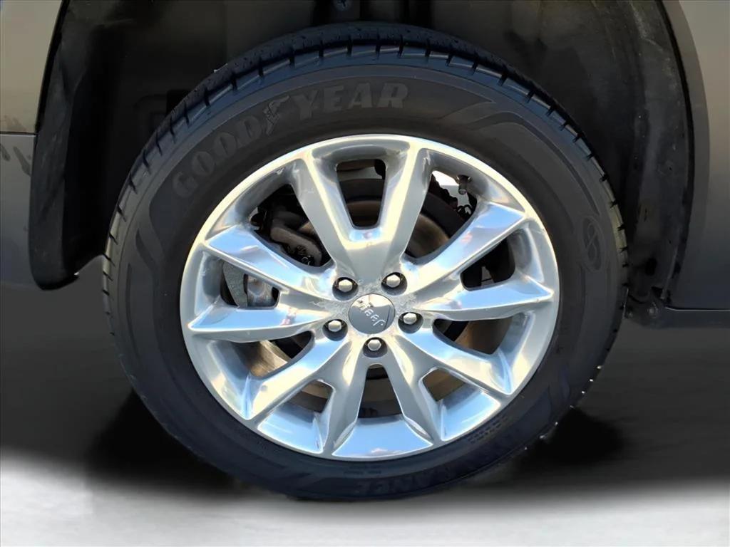 used 2015 Jeep Cherokee car, priced at $10,900