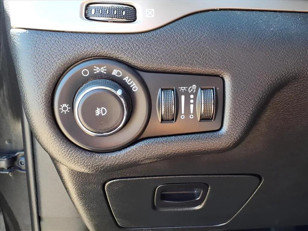 used 2015 Jeep Cherokee car, priced at $10,900