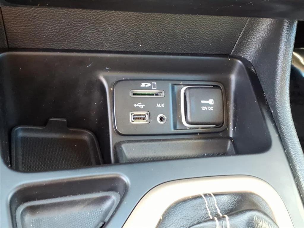 used 2015 Jeep Cherokee car, priced at $10,900