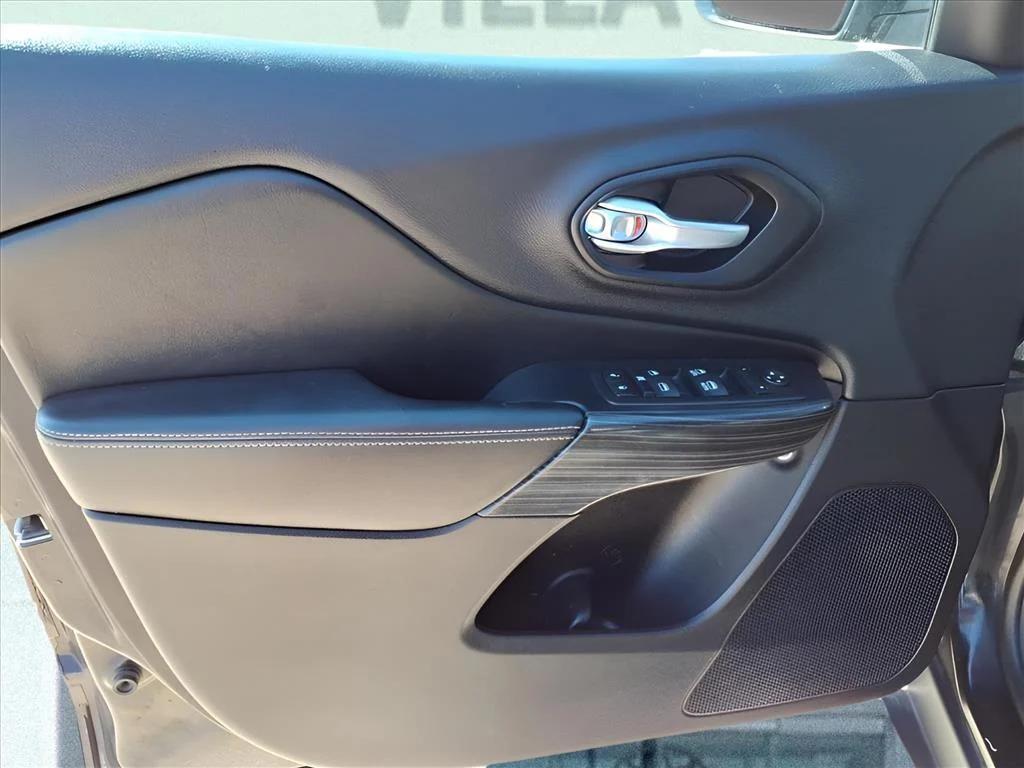 used 2015 Jeep Cherokee car, priced at $10,900