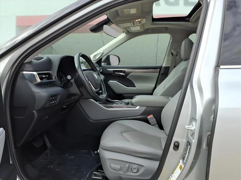 used 2021 Toyota Highlander car, priced at $32,900