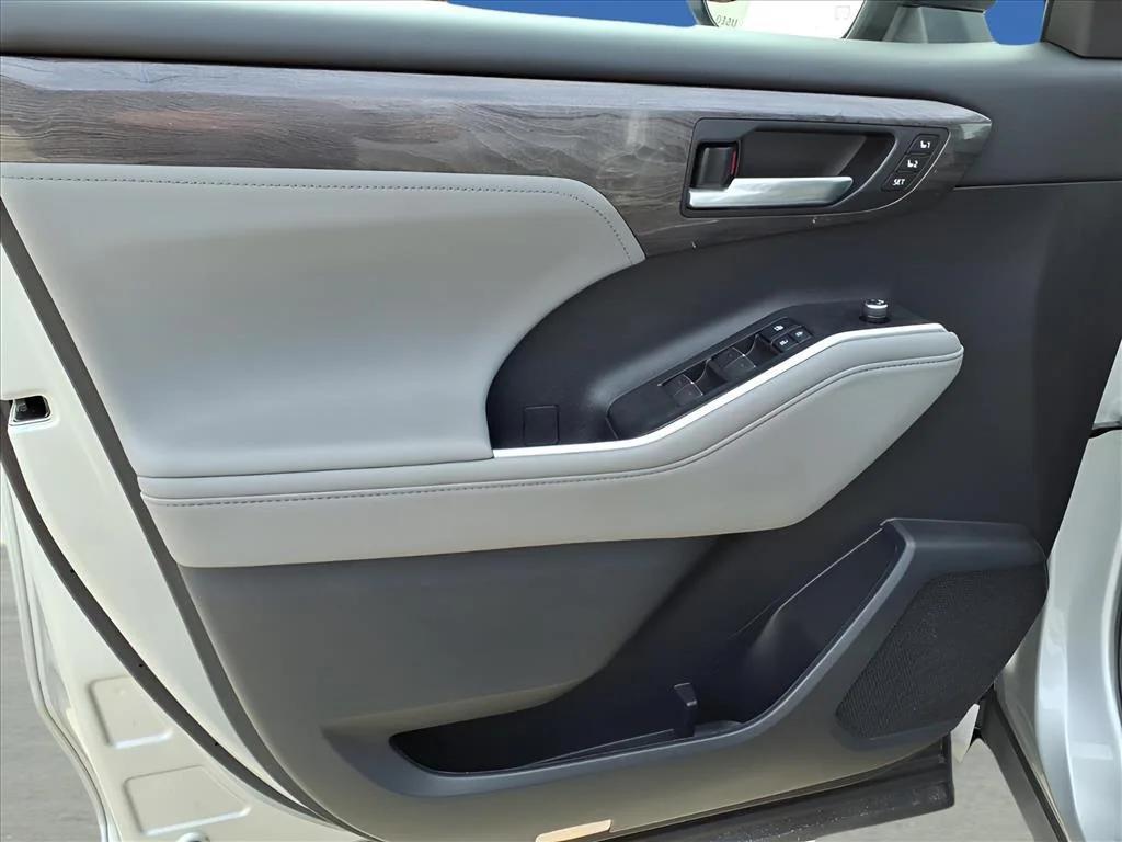 used 2021 Toyota Highlander car, priced at $32,900