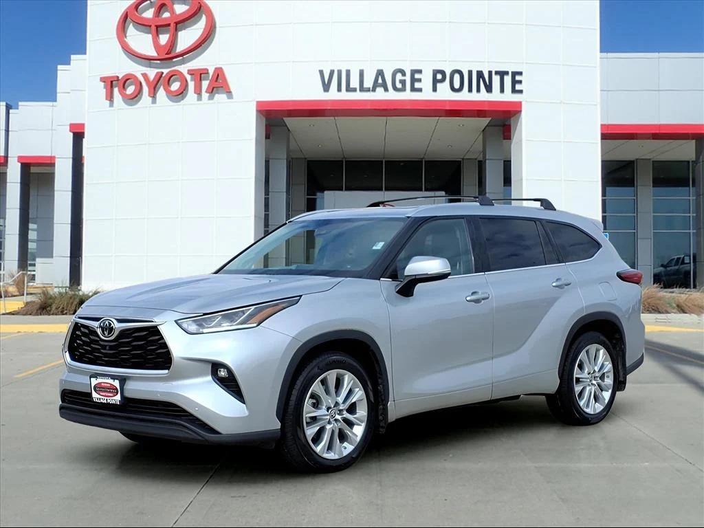 used 2021 Toyota Highlander car, priced at $32,900