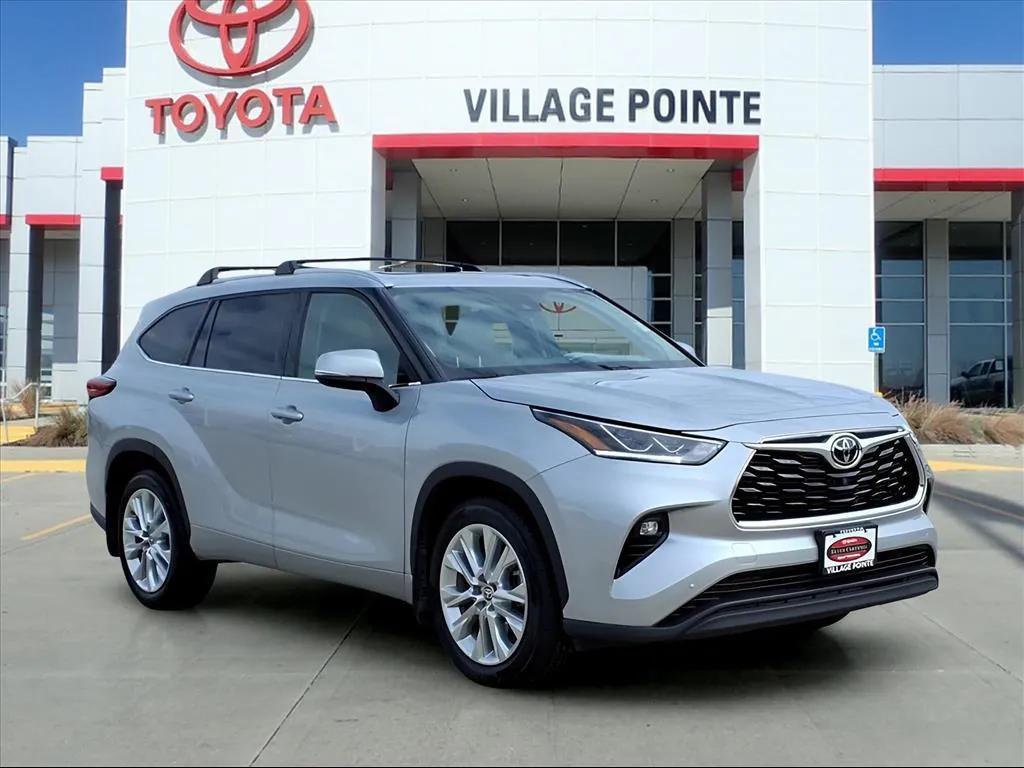 used 2021 Toyota Highlander car, priced at $32,900