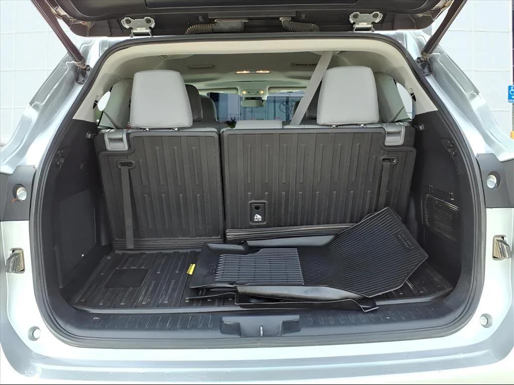 used 2021 Toyota Highlander car, priced at $32,900