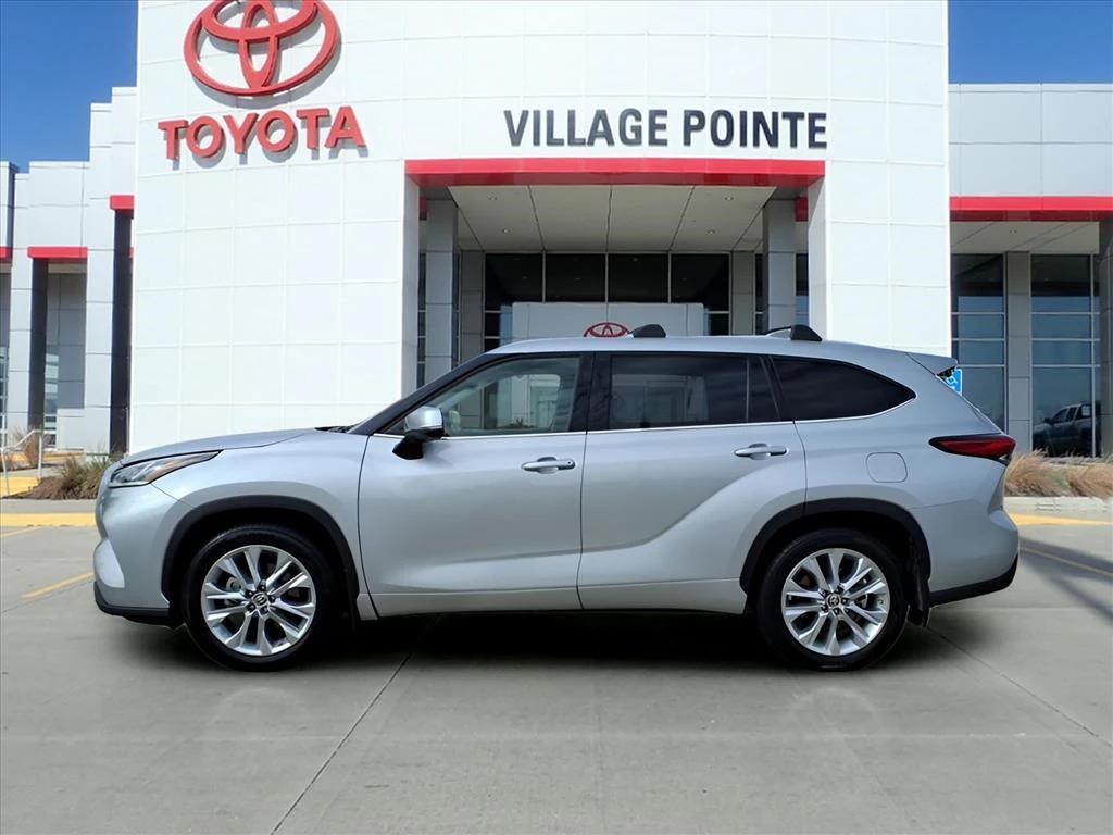 used 2021 Toyota Highlander car, priced at $32,900