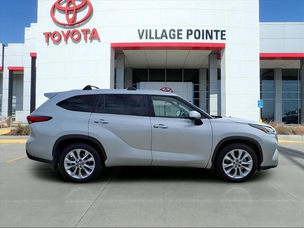 used 2021 Toyota Highlander car, priced at $32,900