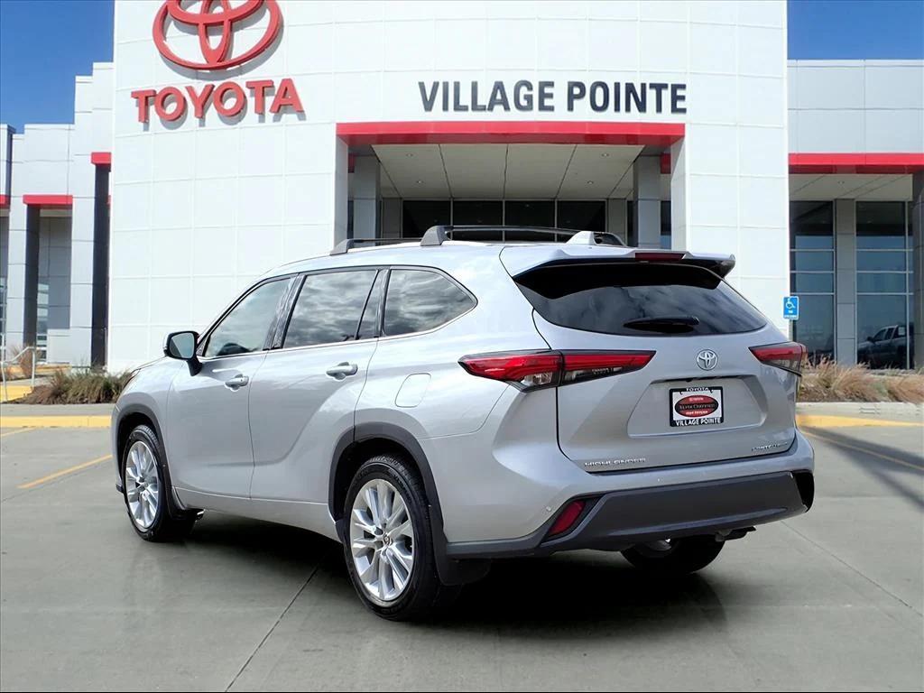 used 2021 Toyota Highlander car, priced at $32,900