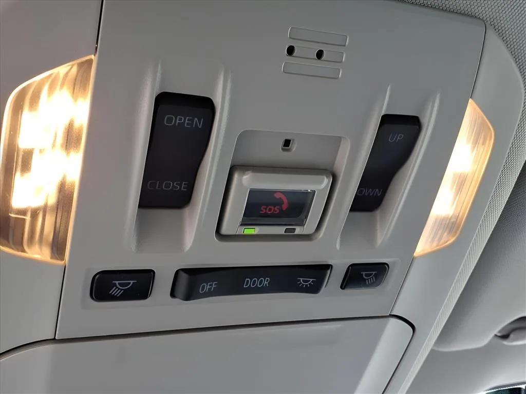 used 2021 Toyota Highlander car, priced at $32,900