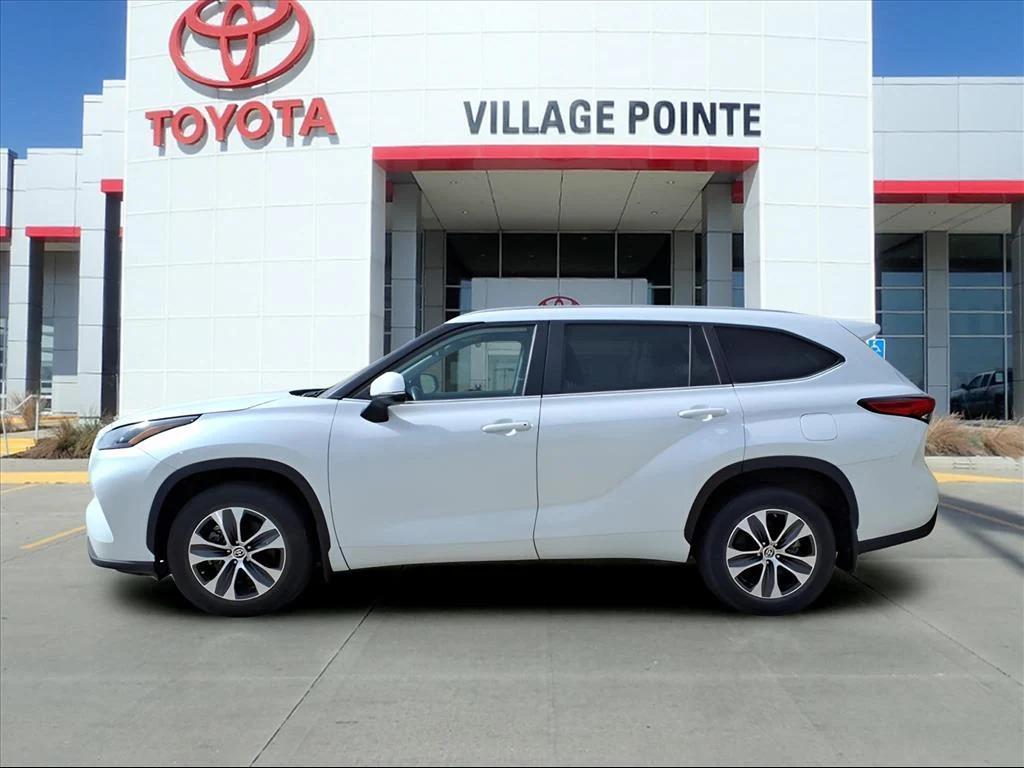 used 2023 Toyota Highlander car, priced at $37,500