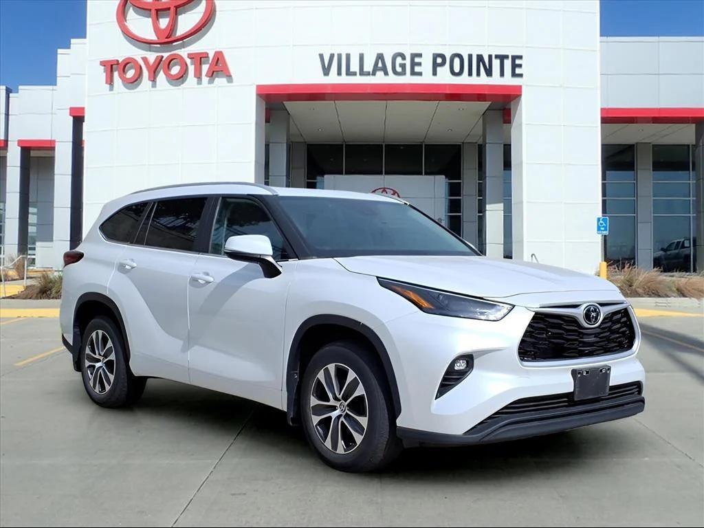 used 2023 Toyota Highlander car, priced at $37,500