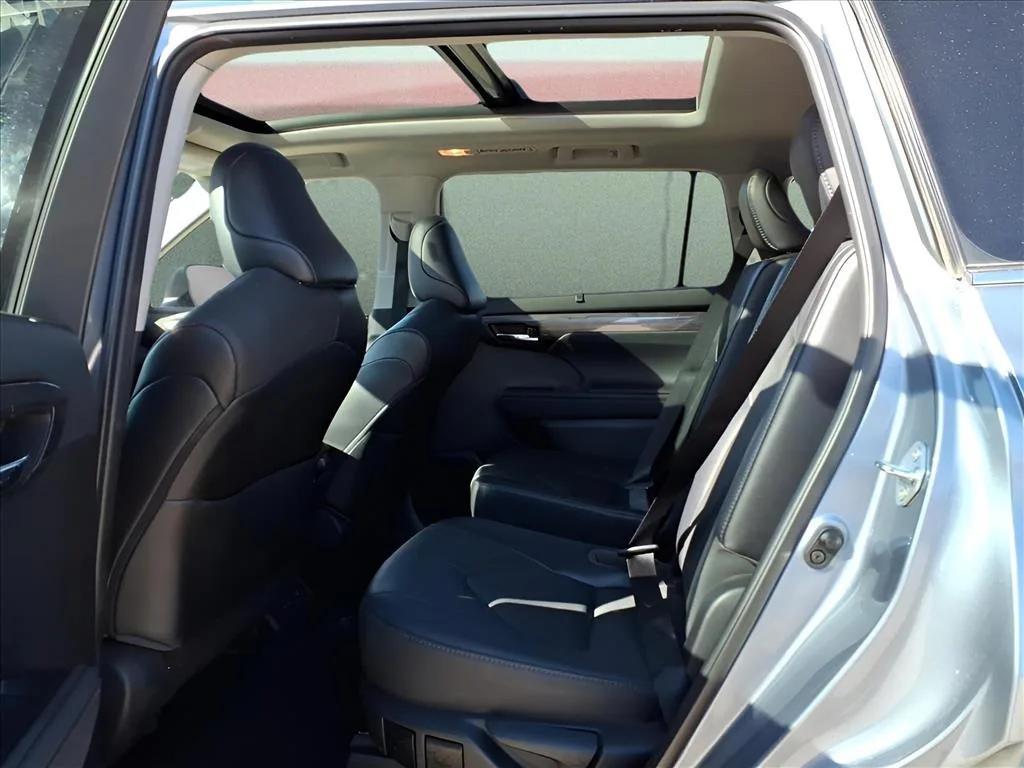 used 2022 Toyota Highlander car, priced at $34,900