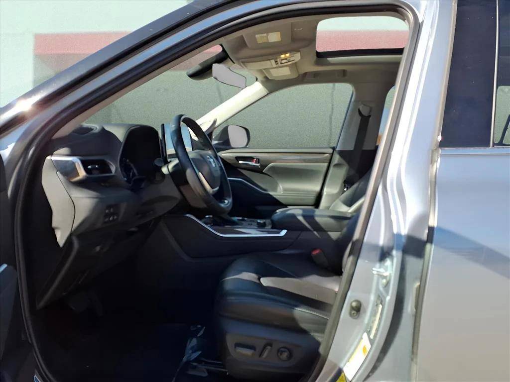 used 2022 Toyota Highlander car, priced at $34,900