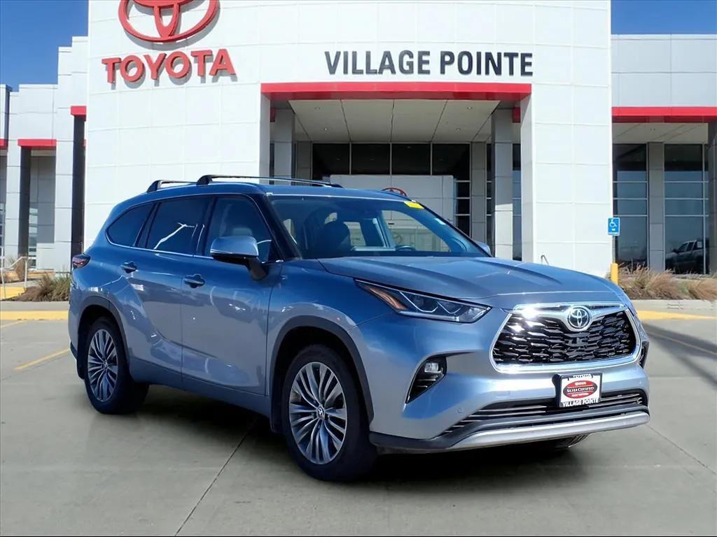 used 2022 Toyota Highlander car, priced at $34,900