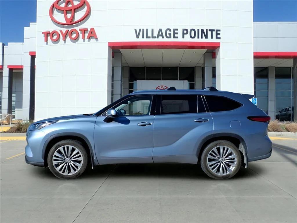 used 2022 Toyota Highlander car, priced at $34,900