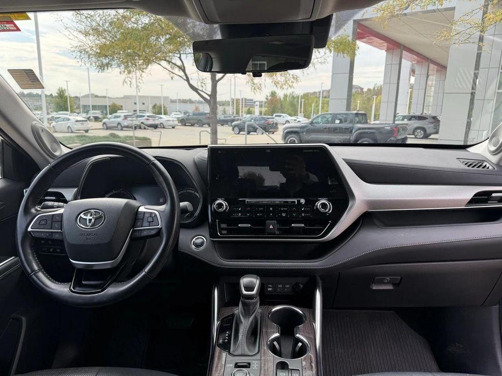 used 2022 Toyota Highlander car, priced at $38,900