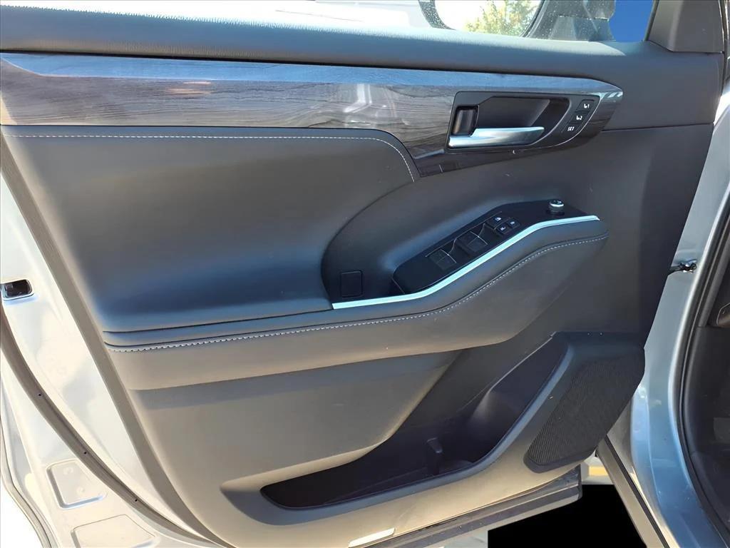 used 2022 Toyota Highlander car, priced at $34,900