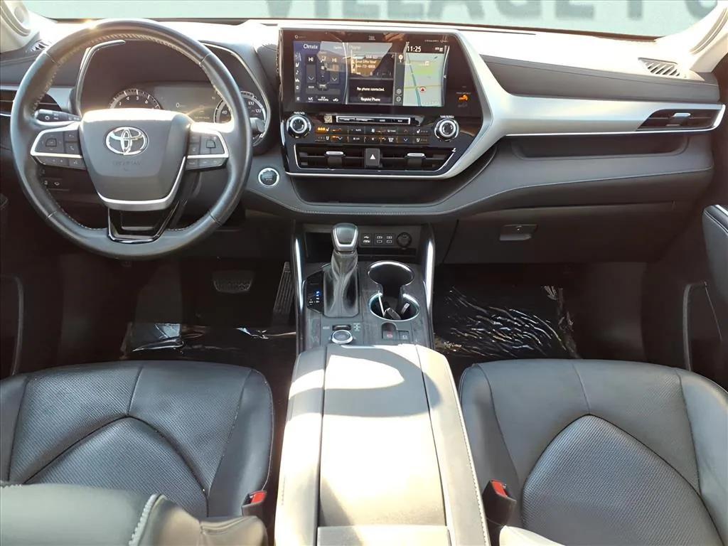 used 2022 Toyota Highlander car, priced at $34,900