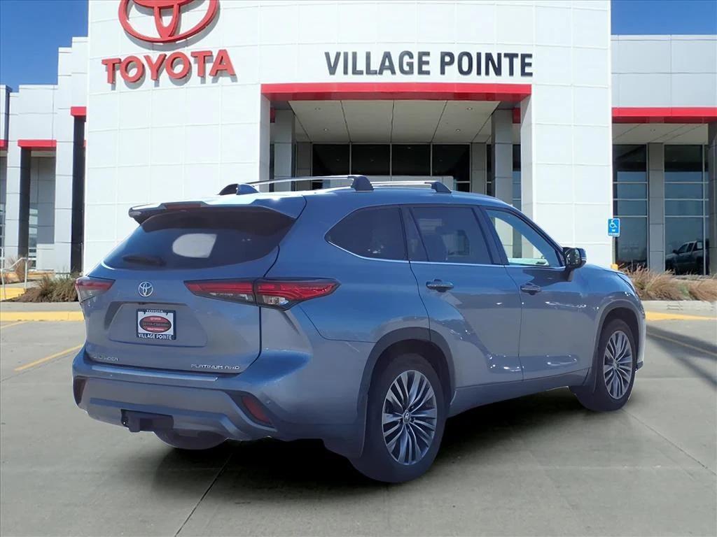 used 2022 Toyota Highlander car, priced at $34,900