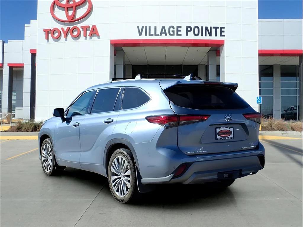 used 2022 Toyota Highlander car, priced at $34,900