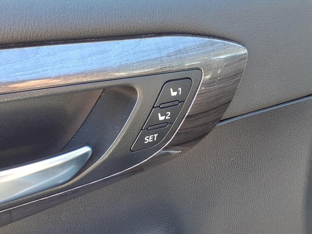 used 2022 Toyota Highlander car, priced at $34,900