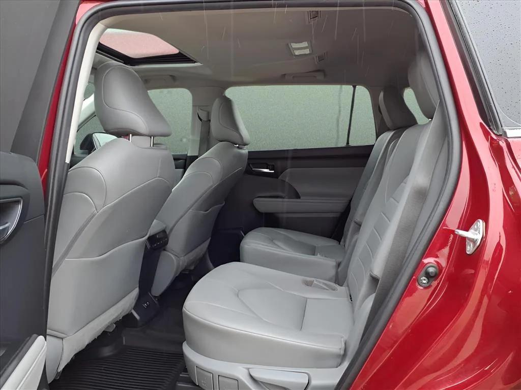 used 2020 Toyota Highlander car, priced at $29,900