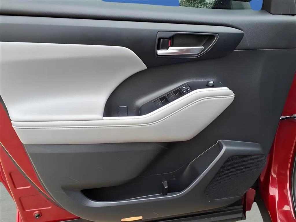 used 2020 Toyota Highlander car, priced at $29,900