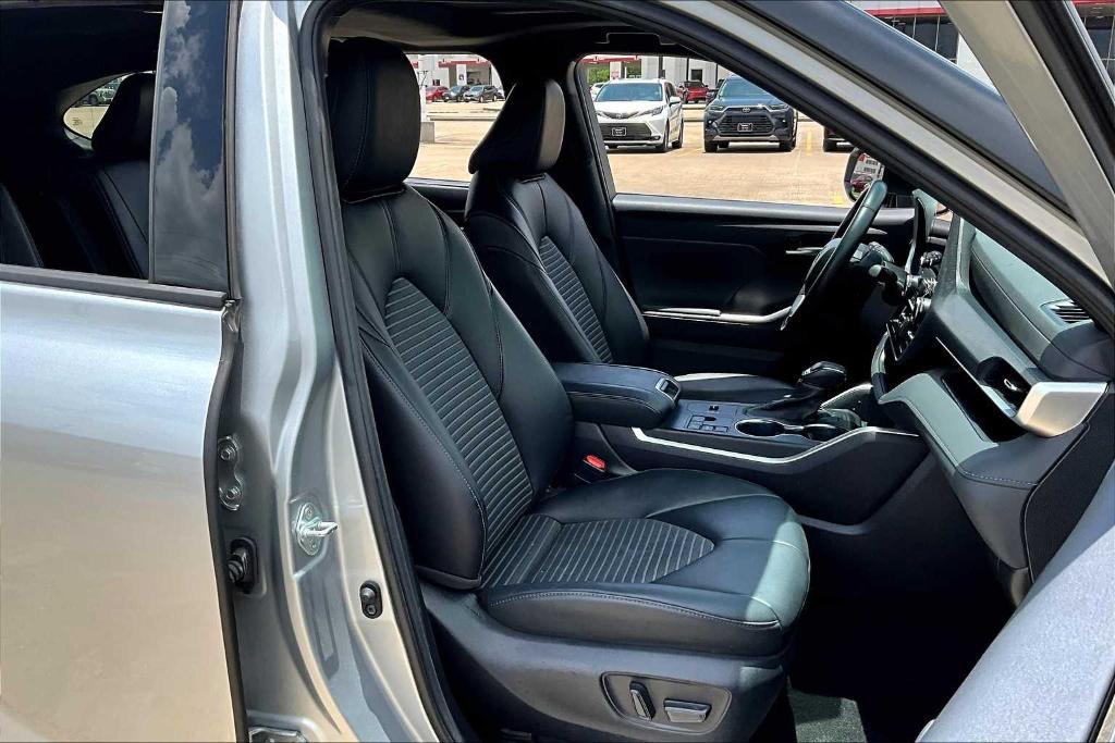 used 2023 Toyota Highlander car, priced at $37,900