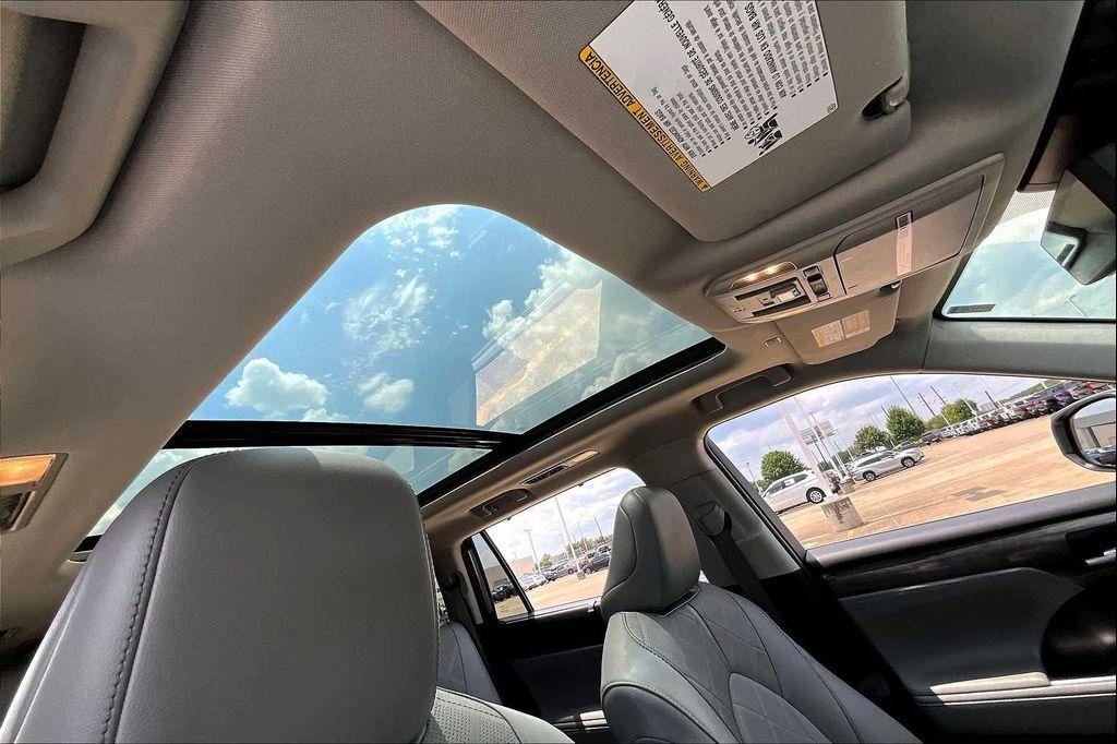 used 2021 Toyota Highlander car, priced at $33,400