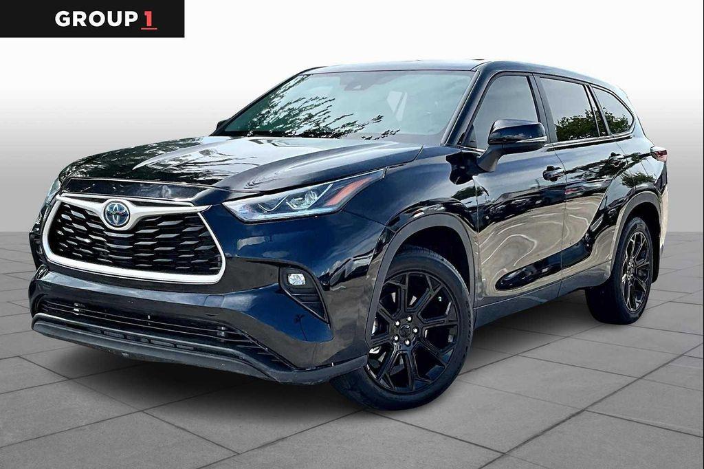 used 2024 Toyota Highlander car, priced at $38,900