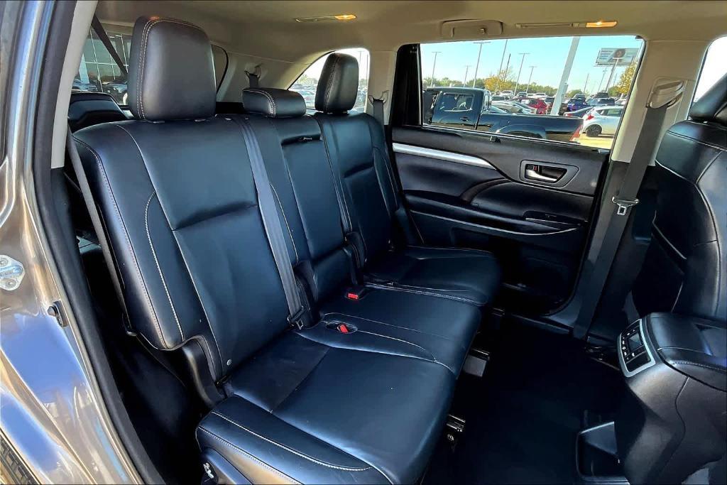 used 2016 Toyota Highlander car, priced at $21,850