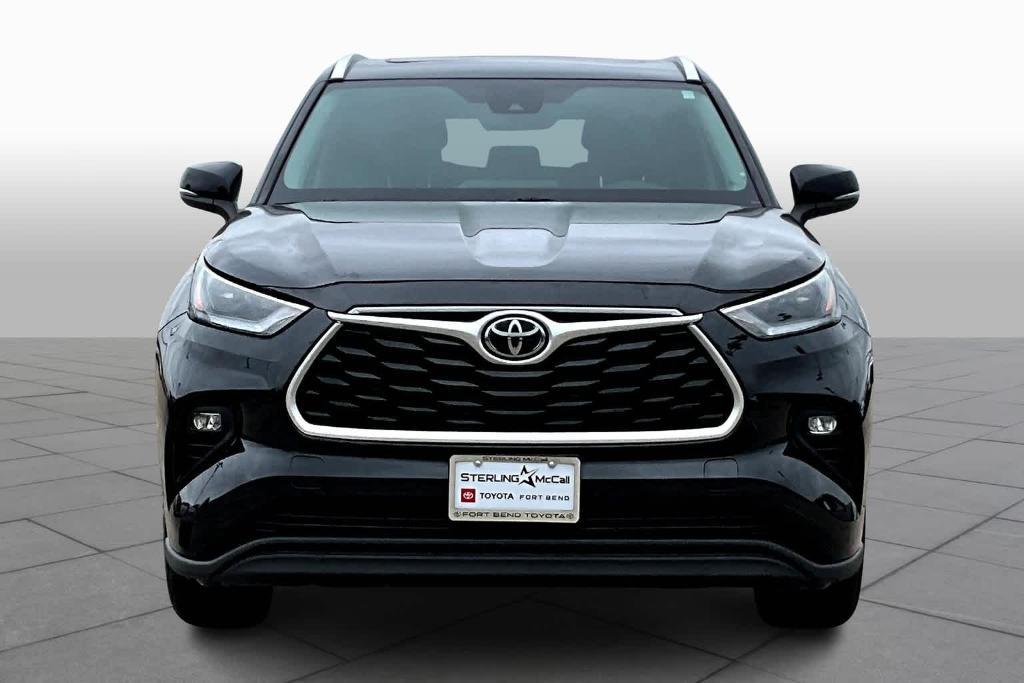 used 2021 Toyota Highlander car, priced at $29,900