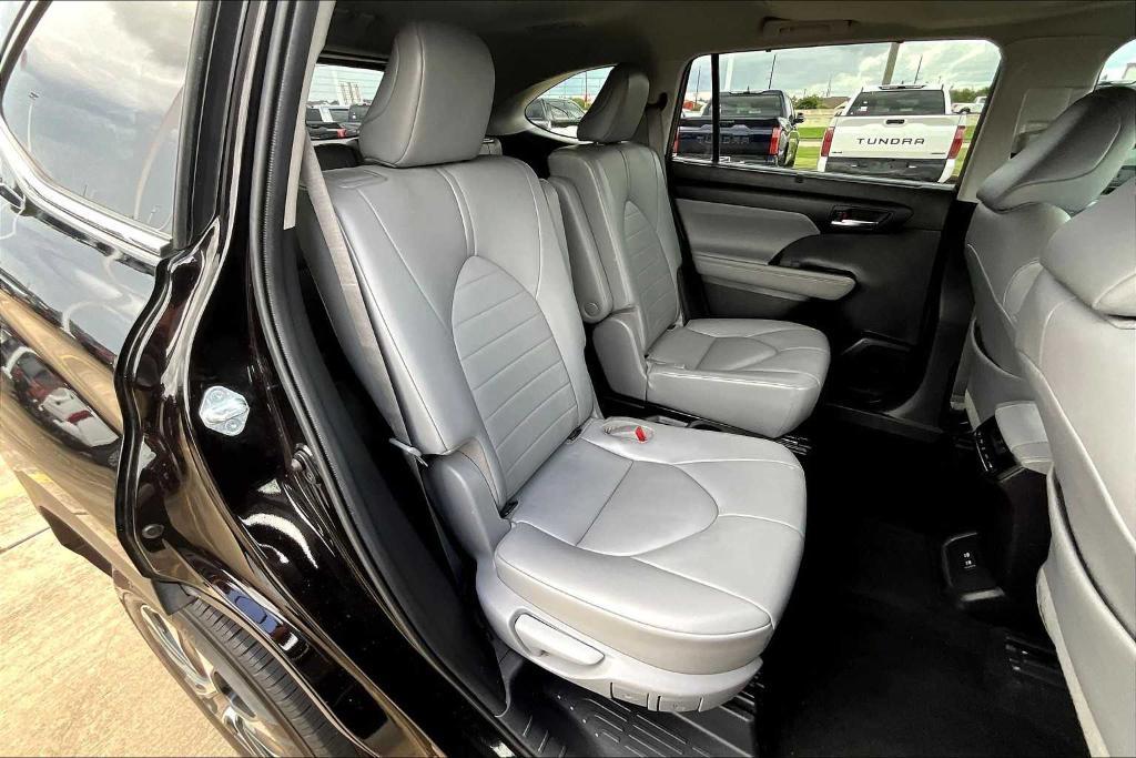 used 2021 Toyota Highlander car, priced at $29,800