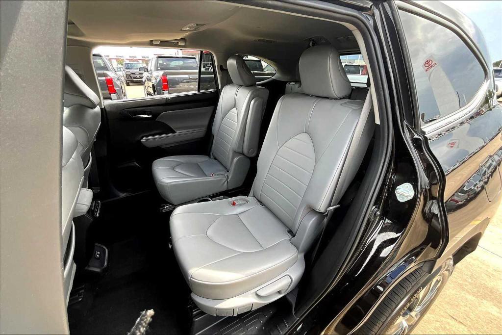 used 2021 Toyota Highlander car, priced at $29,800