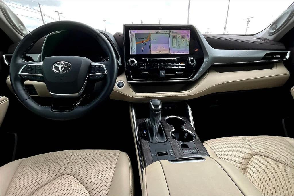 used 2021 Toyota Highlander car, priced at $36,500