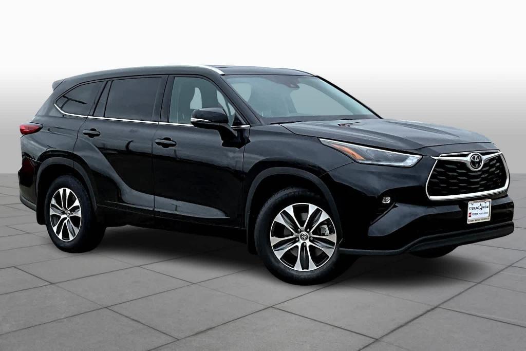 used 2021 Toyota Highlander car, priced at $28,750