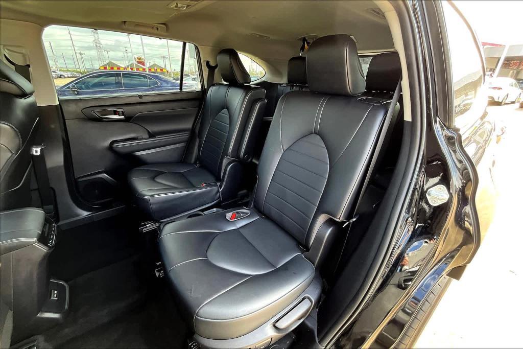 used 2022 Toyota Highlander car, priced at $32,850