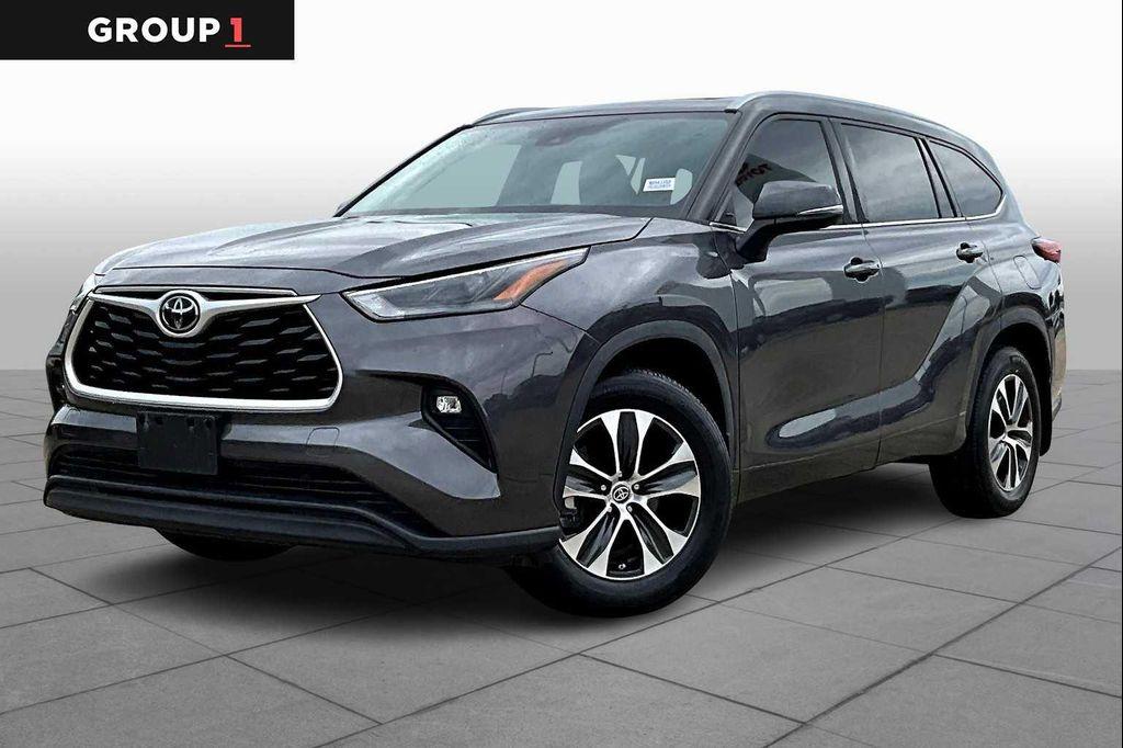 used 2022 Toyota Highlander car, priced at $31,300