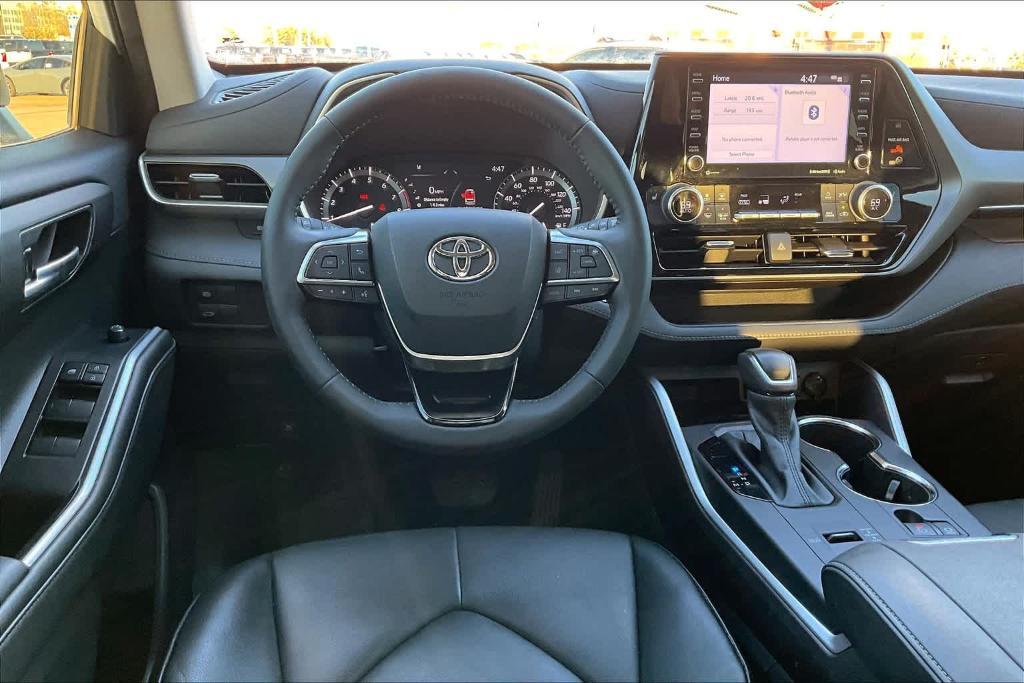 used 2021 Toyota Highlander car, priced at $32,900