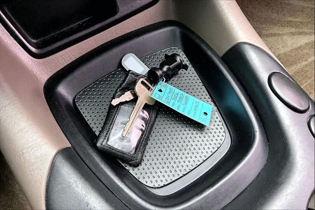 used 2006 Toyota Tundra car, priced at $11,100