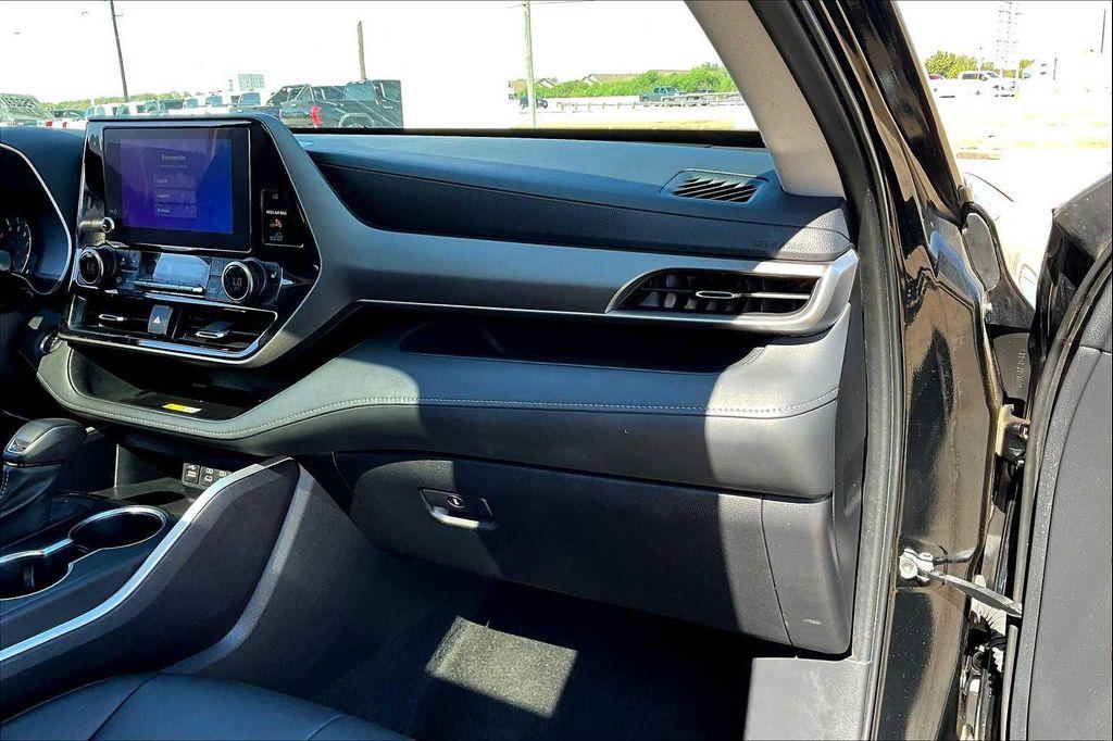 used 2023 Toyota Highlander car, priced at $33,900