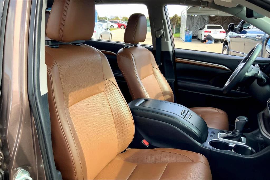 used 2019 Toyota Highlander car, priced at $33,900