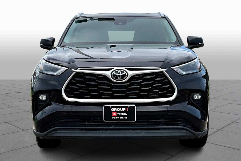 used 2022 Toyota Highlander car, priced at $27,000