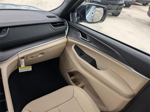 new 2025 Jeep Grand Cherokee car, priced at $44,160