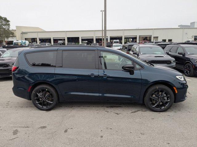 new 2025 Chrysler Pacifica car, priced at $51,435